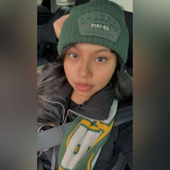 Hi! I’m Ruth 💛 Welcome to my closet! 🌻 - Picture 2 of 2